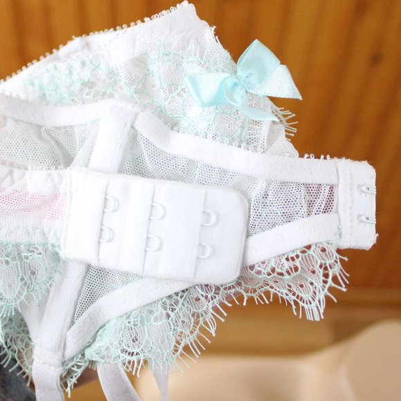 Victoria's Secret Garter Belt White Mint Green Chantilly Lace XS Wedding P57 - Picture 8 of 9